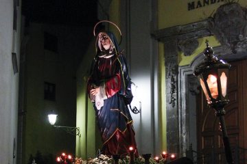 Meta la processione nera statua addolorata