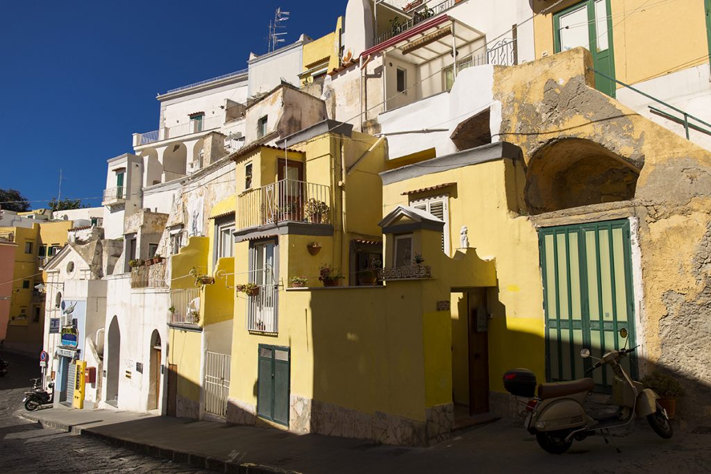 le tipiche case del centro storico di Procida