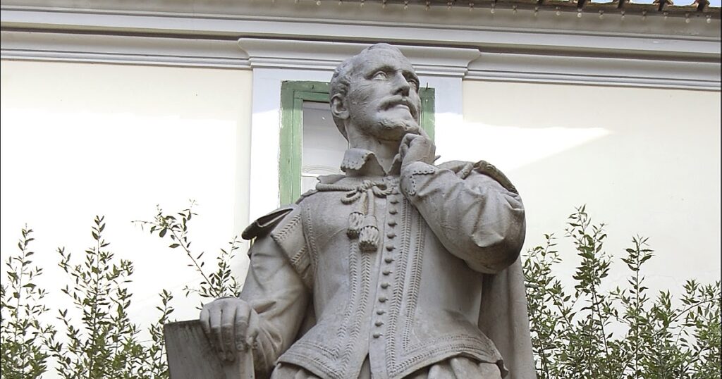 Statua Torquato Tasso Sorrento Piazza Tasso