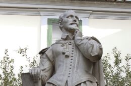 Statua Torquato Tasso Sorrento Piazza Tasso