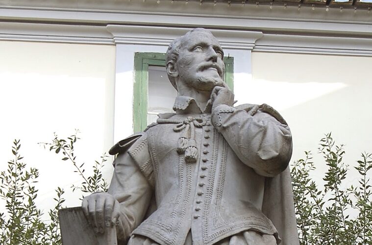 Statua Torquato Tasso Sorrento Piazza Tasso