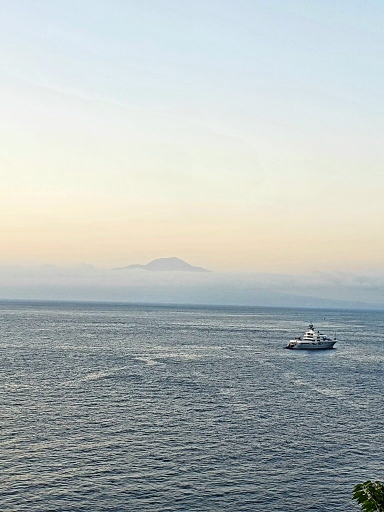 vesuvius clouds view from Sorrento Emalee Pennington 2024 mypovsorrento about sorrento