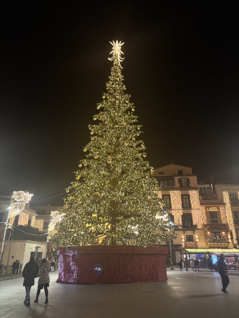 Sorrento Christmas Tree Piazza tasso 2024 Emma Ritter Mypovsorrento about sorrento