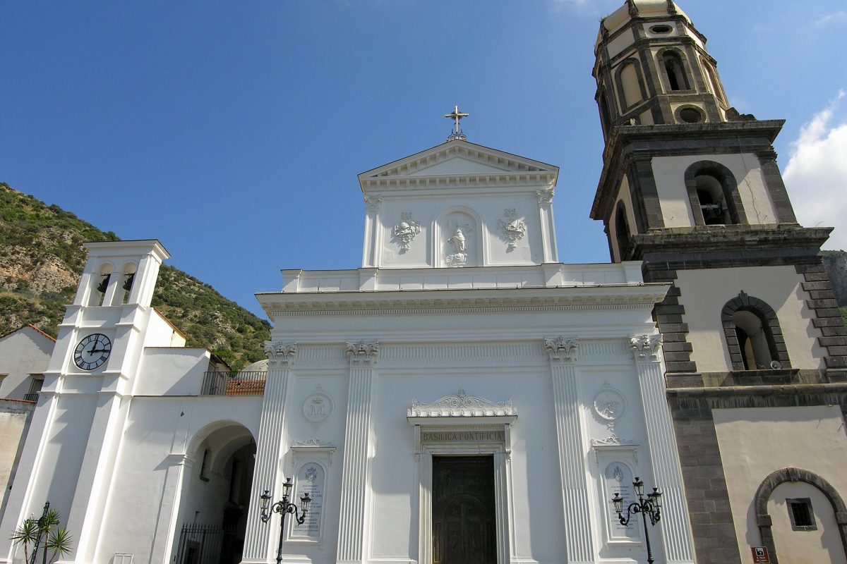 Basilica_di_Santa_Maria_del_Lauro
