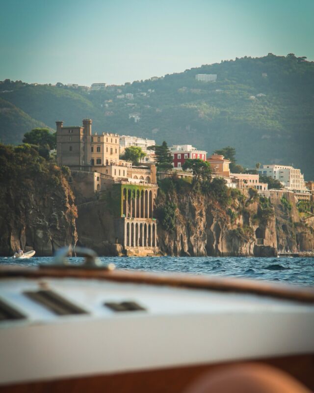 🤩 Scopri il fascino della Penisola Sorrentina  con il nostro calendario “Il richiamo delle Sirene”, il mese di Maggio  celebriamo Sant’Agnello, un angolo di paradiso che incanta con le sue bellezze e le sue tradizioni. 

🗓️ La foto di questo mese, “Canto delle sirene”, è stata scattata da Victor Moses Ambrosio Mabere @urbanstudio.victor , catturando la magia e il richiamo del mare. 
Buon mese a tutti!

 ——— ——— ——— 

🤩 Discover the charm of the Sorrento Coast with our calendar “Il Richiamo delle Sirene “ For the month of May, we celebrate Sant’Agnello, a corner of paradise that enchants with its beauty and traditions. 

🗓️ This month’s photo, “Canto delle sirene,” was taken by Victor Moses Ambrosio Mabere, capturing the magic and allure of the sea. 
Wishing everyone a wonderful month!

#santagnello #ilrichiamodellesirene #maggio #may #penisolasorrentina #discoverSorrentoCoast