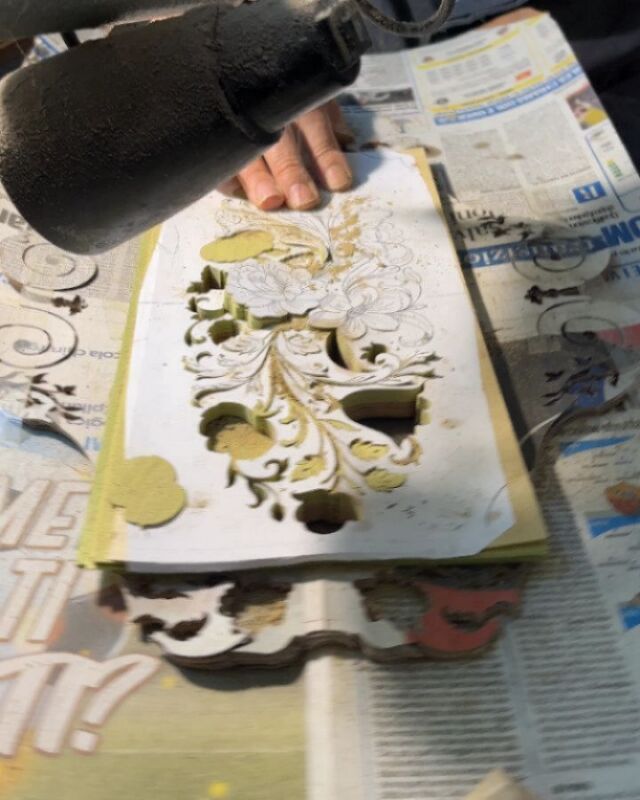 Oggi, Festa dei Lavoratori, valorizziamo il cuore pulsante della nostra amata penisola: gli artigiani. 

🍋🎣🎨Da chi coltiva i limoni a chi intreccia le reti dei pescatori, agli artigiani dell'intarsio; ogni gesto racconta una storia di dedizione, cultura e tradizione!

Buon Primo Maggio a tutti! 
.
.
.
🇬🇧Today, on Workers' Day, we value the beating heart of our beloved Sorrento Coast: the workers. From those who grow lemons to those who weave fishermen's nets, to inlay craftsmen; each gesture tells a story of dedication, culture and tradition! 

Happy May Day!