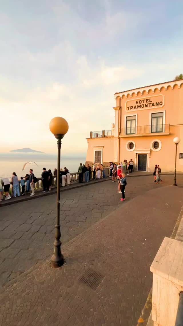 📍 Sorrento, da Piazza della Vittoria...vista Vesuvio, storia e tramonti che non stancano mai! 🌅✨ 

-----------

📍 Sorrento...Vesuvius view, history, and sunsets that never get old. ✨

#sorrentovibes #aboutsorrentocoast #sunsetlovers #hoteltramontano #travelexperience #sunsettime