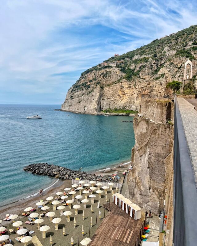 ☀️🌊 Ombrelloni aperti, primi tuffi e quella voglia di sole che ci riporta alla stagione più bella. Meta sa già di estate!"⛱️
.
.
🇬🇧 Open umbrellas, first dips and that craving for sunshine- Summer Is calling. 🏖️

#metadisorrento #aboutsorrentocoast #SorrentoCoast #summeriscoming #summerinitaly #travelinspiration #landascapephotography