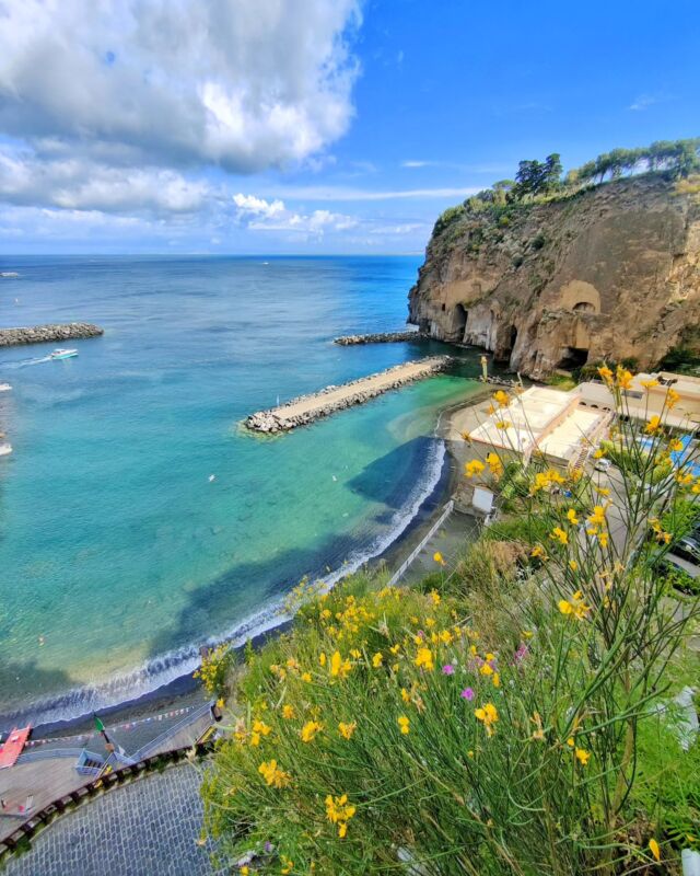 📍La Marina di Cassano stamattina era un dipinto in continuo cambiamento. 
⛅Il cielo incerto, attraversato da nuvole che, aprendosi a tratti, hanno lasciato spazio alla luce che ha acceso i colori del mare e li ha resi ancora più vividi.

🤩Uno spettacolo che cambia di istante in istante, ma che non smette mai di affascinare.🌊

#marinadicassano #pianodisorrento #aboutsorrentocoast #landascapephotography #ripadicassano #beautifulview #italytrip