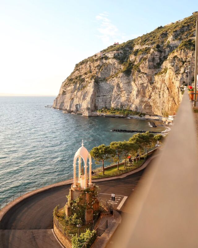 📍Meta al tramonto: il mare calmo, la Madonnina che veglia l’orizzonte e un’atmosfera che invita a fermarsi, respirare e godersi la quiete.🌊🌅

#metadisorrento #madonninadeipescatori #metabeach #aboutsorrentocoast #sunsettime
