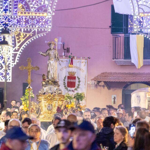 ✨ Una giornata storica per Sorrento ✨
Domenica si è conclusa la grande festa in onore di Sant’Antonino dei Giardinieri, nel 1400º anniversario della sua morte e nel primo centenario della Basilica a lui dedicata.

Dopo i pellegrinaggi ad Arola #vicoequense e a #castellammaredistabia , dove la solenne processione ha percorso le strade della città e poi il mare, Sant’Antonino è tornato a #Sorrento via mare, approdando a #marinagrande a bordo di un aliscafo, come non accadeva da anni.

Ad accoglierlo, una città in festa: luminarie spettacolari, luci colorate, bande musicali e una processione emozionante per le strade del centro.

🙏Un momento di grande fede e tradizione.
💛 Un giorno da ricordare.

#SantAntonino #Sorrento #festadelpatrocinio #Tradizione #Devozione #BasilicaSantAntonino #MarinaGrande #Castellammare #VicoEquense #Processione #StoriaSorrentina