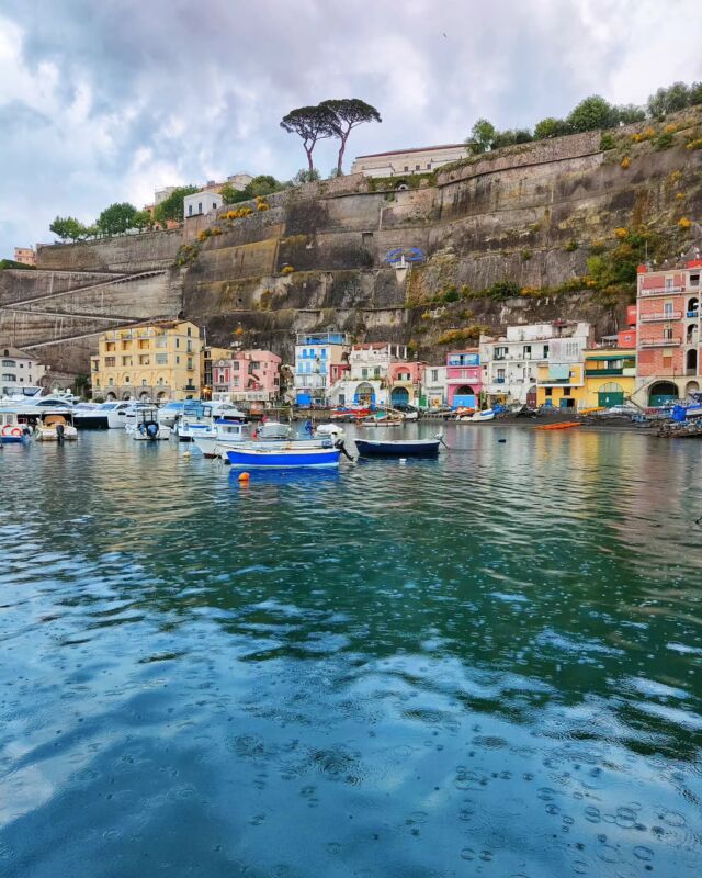 ☔ La pioggia non spegne il fascino di #marinadicassano anzi, la rende ancora più affascinante! ✨

----------

🇬🇧 Rain don't extinguish the charm of Marina di Cassano in fact, it makes it even more fascinating! 🌊

#pianodisorrento #aboutsorrentocoast #rain #mayinsorrento #rainday #sorrentocoast
